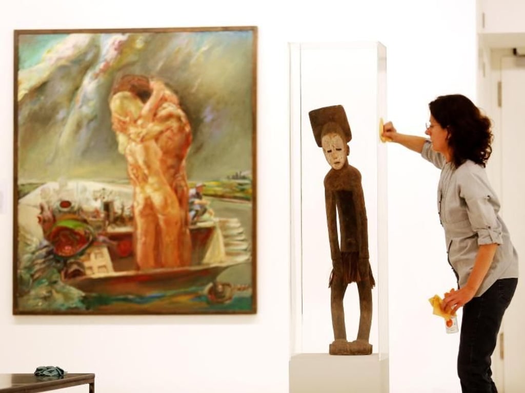 «Fähre» (1977) von Sighard Gille und eine «Stehende weibliche Figur» aus Zaire von 1930. Foto: Roland Weihrauch