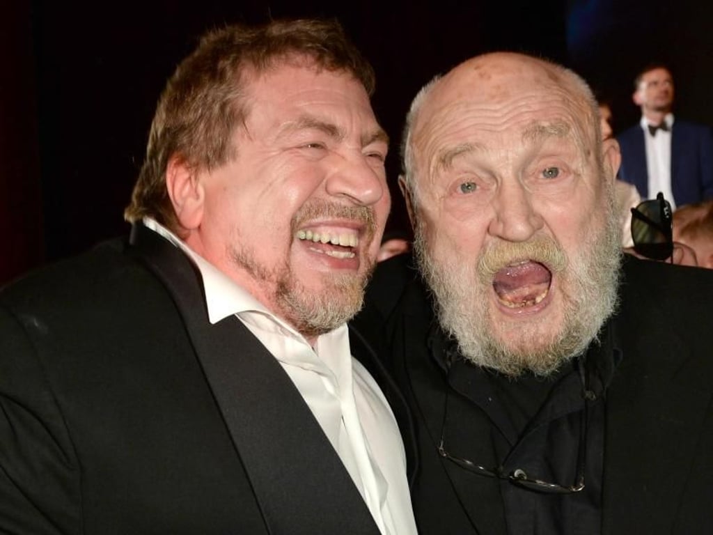Rolf Hoppe und Armin Rohde (l) haben nach der Verleihung des Deutschen Schauspielerpreises (DSP) in Berlin offenbar Spaß (2015). Foto: Britta Pedersen