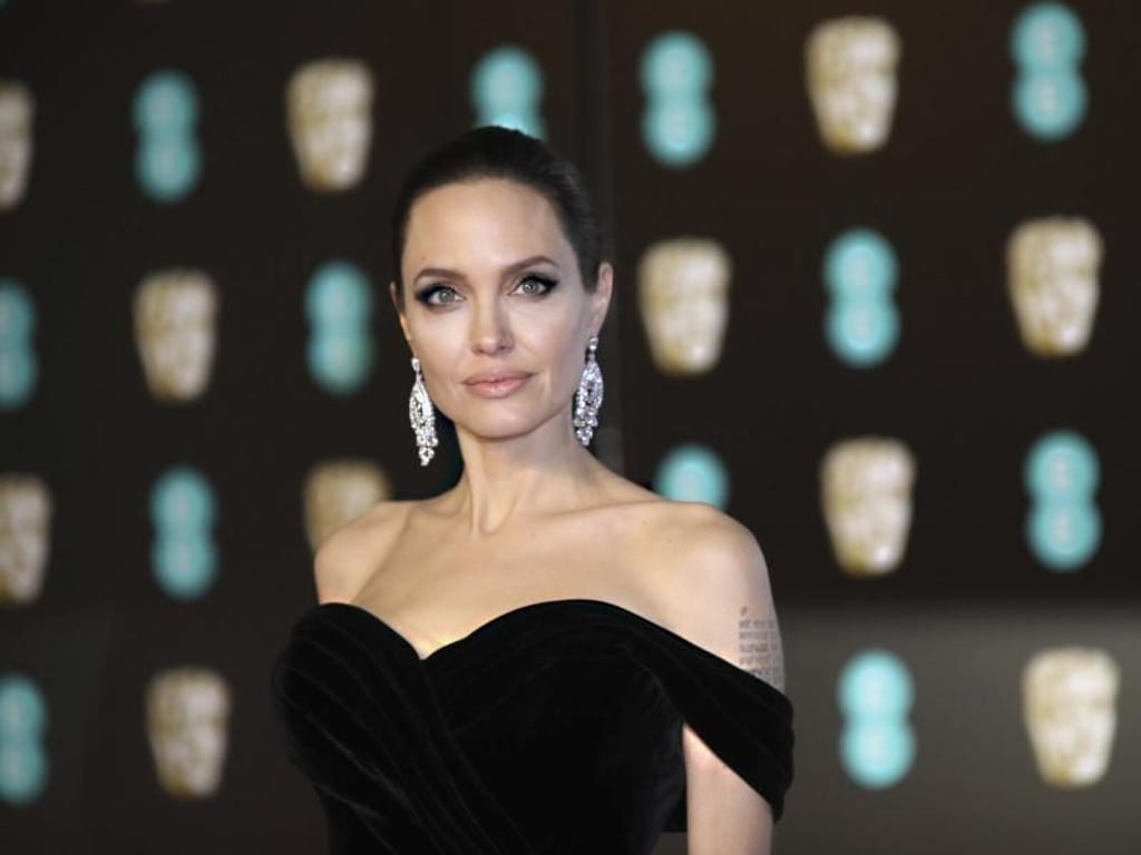 In Solidarität mit der «Time's Up»-Bewegung ist auch Angelina Jolie in einem schwarzen Dress zu den Baftas gekommen. Foto: Vianney Le Caer/Invision/AP