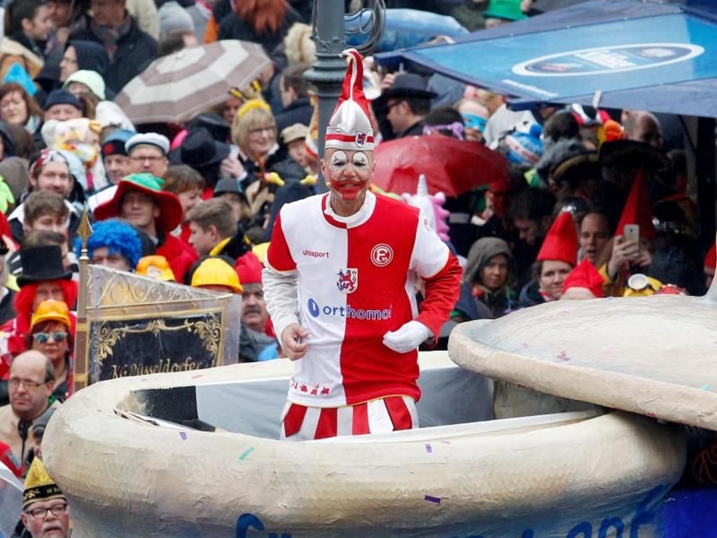 Der Traditionsschelm Hoppeditz erwacht auf dem Rathausplatz in Düsseldorf und zieht sich ein Trikot von Fortuna Düsseldorf über. Foto: Roland Weihrauch