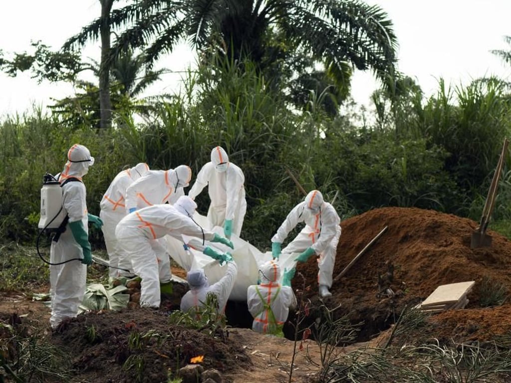 Unter strengsten Sicherheitsvorkehrungen wird ein Ebola-Opfer auf einem muslimischen Friedhof im Kongo beigesetzt. Foto: Jerome Delay/AP