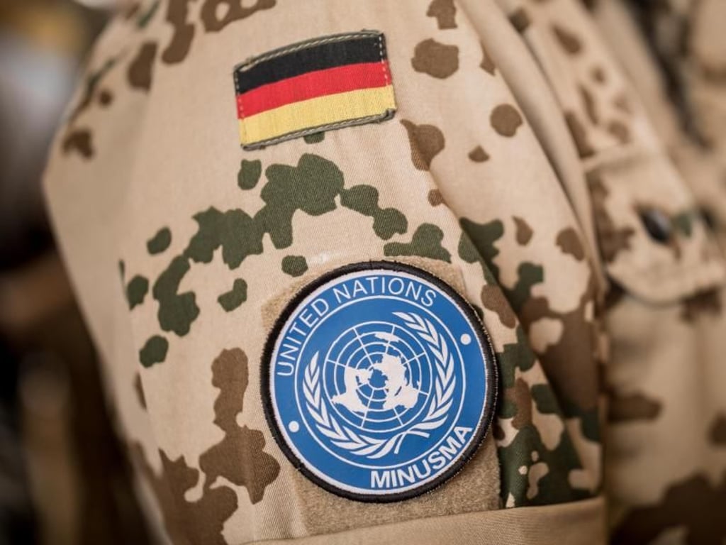 Abzeichen der Friedensmission MINUSMA auf dem Ärmel eines Bundeswehrsoldaten in Mali. Ein Hubschrauber der Bundeswehr mit zwei deutschen Piloten an Bord ist in Mali abgestürzt. Foto: Michael Kappeler