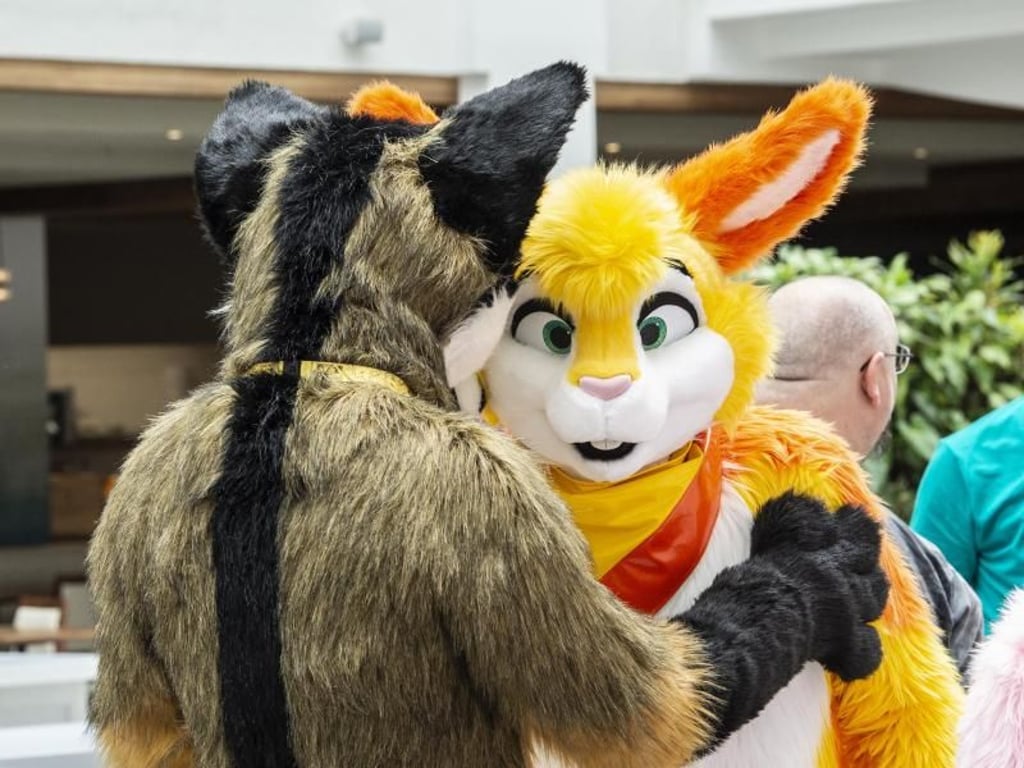 Zwei «Fursuits» in Berlin. Foto: Paul Zinken