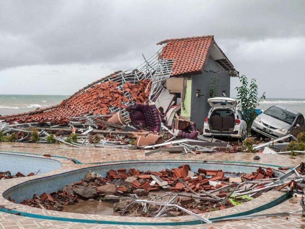 Nach der großen Welle: ein völlig zerstörtes Gebäude im Ort Carita. Foto: Fauzy Chaniago/AP