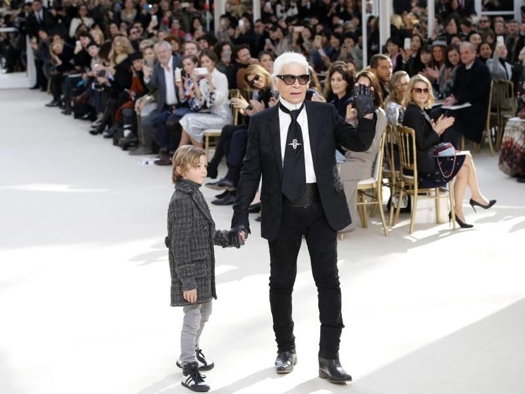 Karl Lagerfeld (r.) mit Sohn Hudson des US-Models Brad Kroening. Foto: Yoan Valat
