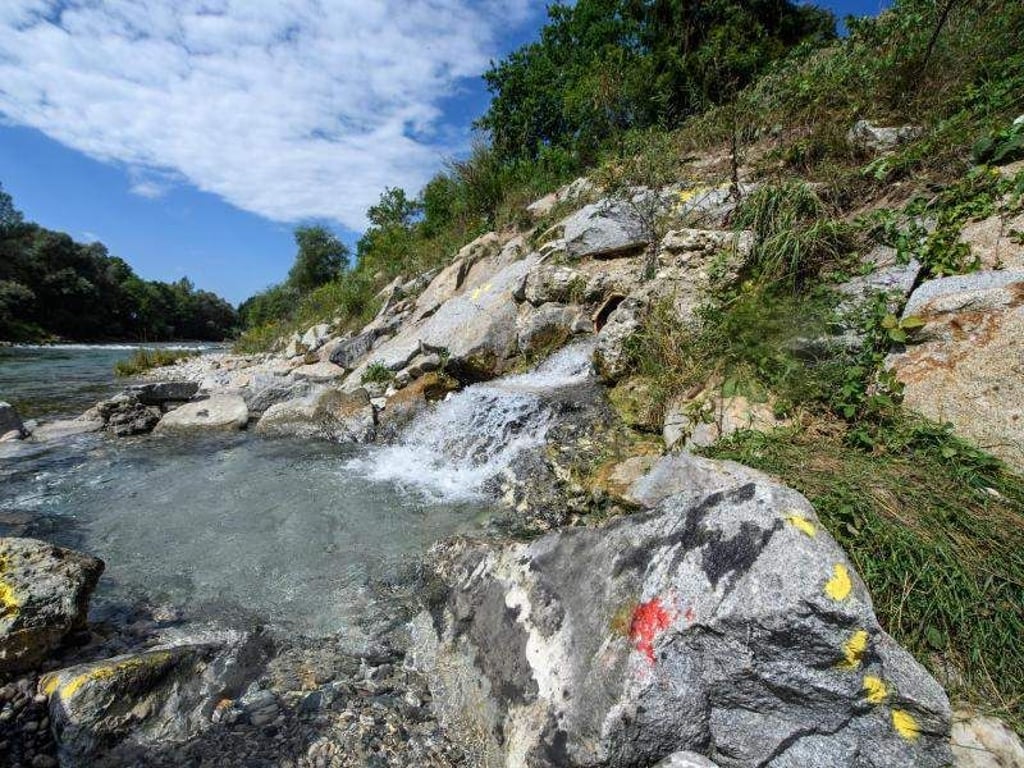Gelbe Markierungen und dunkle Verfärbungen sind an der Unfallstelle bei Garching an der Alz (Bayern) zu sehen. Foto: Matthias Balk