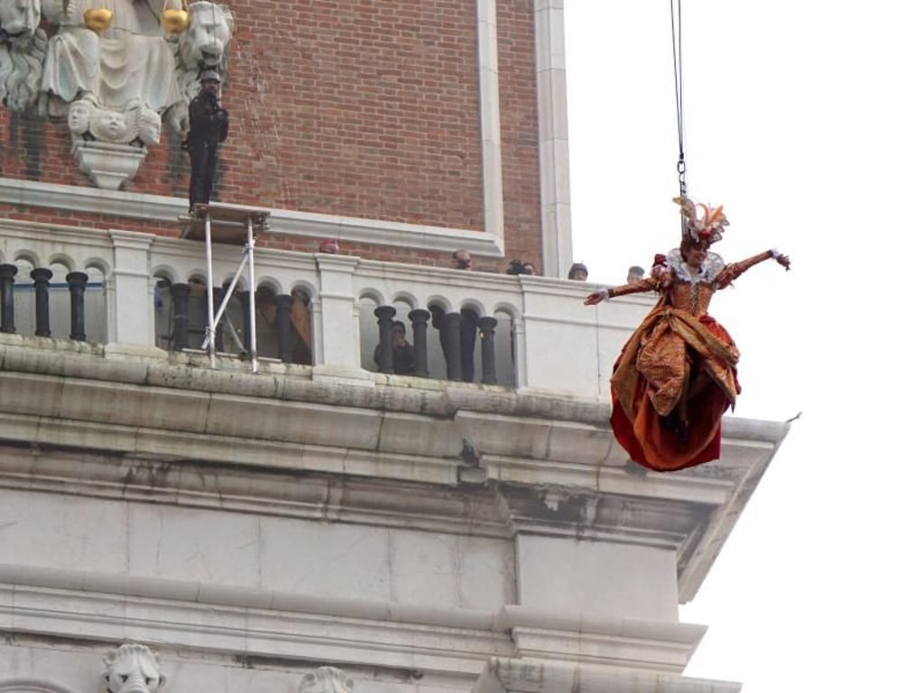 Engel Irene Rizzi in luftigen Höhen beim Karneval in Venedig. Foto: Andrea Merola