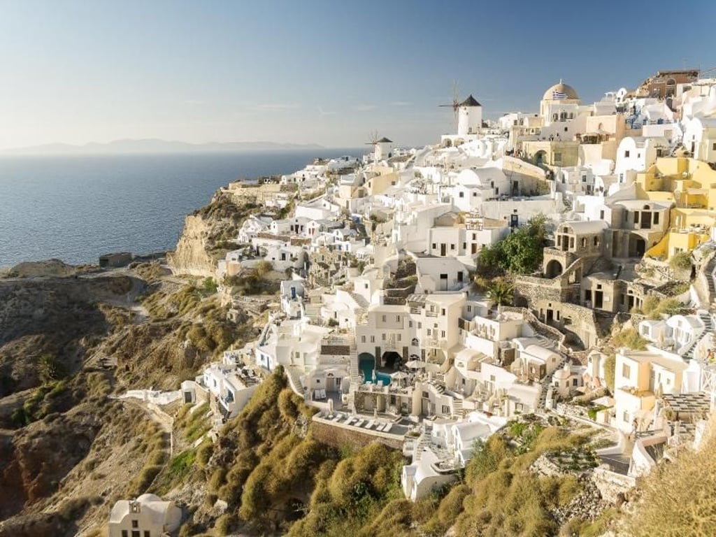 Santorin ist für seine weißen Häuser oben auf den Vulkanfelsen berühmt - die Popularität hat aber ihren Preis: Unterkünfte mit Meerblick kosten leicht 200 bis 300 Euro pro Nacht. Foto: Philipp Laage/dpa-tmn