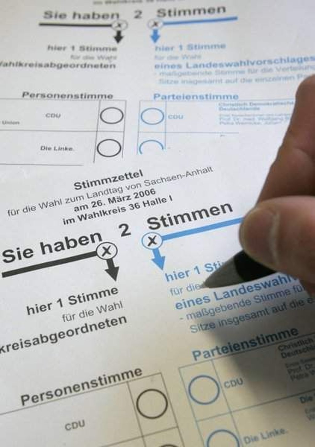 Stimmzettel zur Landtagswahl Sachsen-Anhalt
Ein Mann haelt am Mittwoch (08.03.06) in einer gestellten Szene in einem Briefwahllokal im Rathaus in Halle/Saale einen Kugelschreiber ueber einen der vier Stimmzettel der vier Wahlkreise, die es in Halle fuer die kommende Landtagswahl gibt. Am 26. Maerz 2006 sind laut Auskunft des Landeswahlleiters 2.088.108 Wahlberechtigte in Sachsen-Anhalt aufgerufen, einen neuen Landtag zu waehlen. Foto: Jens Schlueter/ddp