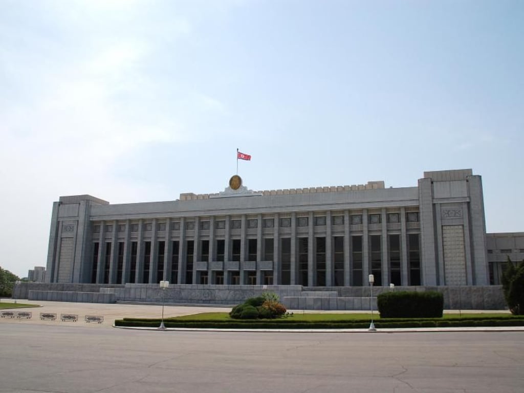 Das Parlament in Pjöngjang. Im Westen werden die offiziell alle fünf Jahre stattfindenden
Parlamentswahlen in Nordkorea als Farce angesehen. Foto: Andreas Landwehr/Archiv
