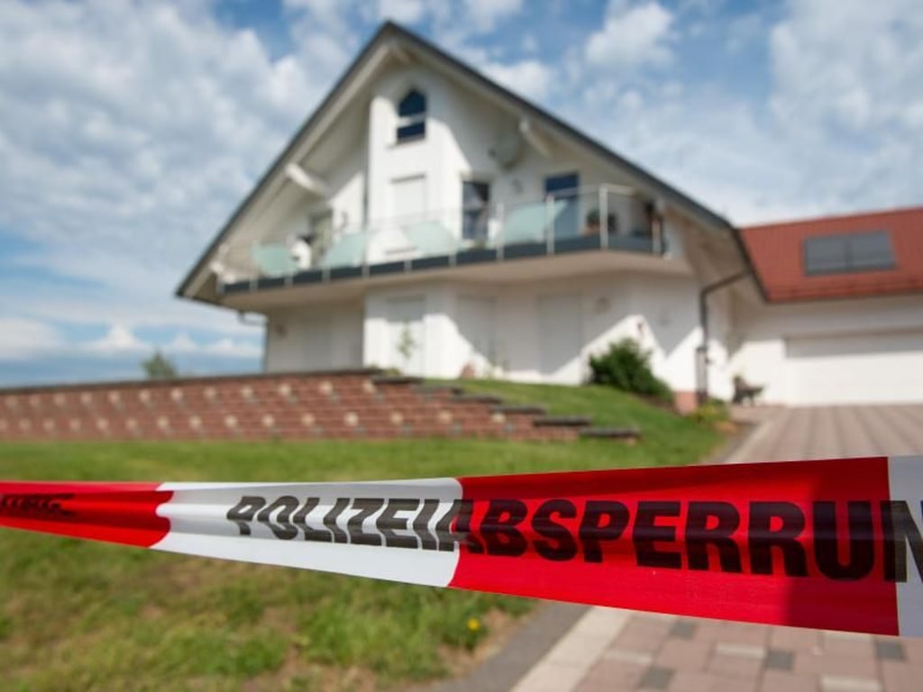 Ein Absperrband der Polizei Anfang Juni vor dem Haus des ermordeten Kasseler Regierungspräsidenten Lübcke. Foto: Swen Pförtner