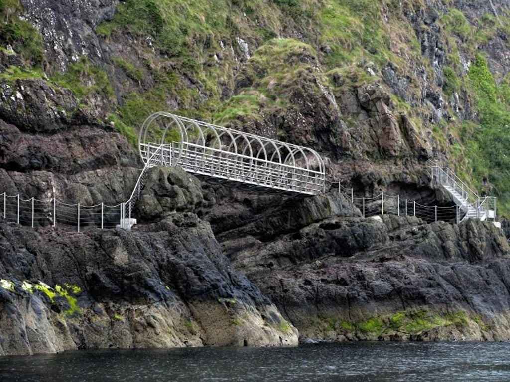 Der Klippenpfad The Gobbins folgt dem Verlauf der Felsen. Foto: Arthur Ward/Tourism Ireland