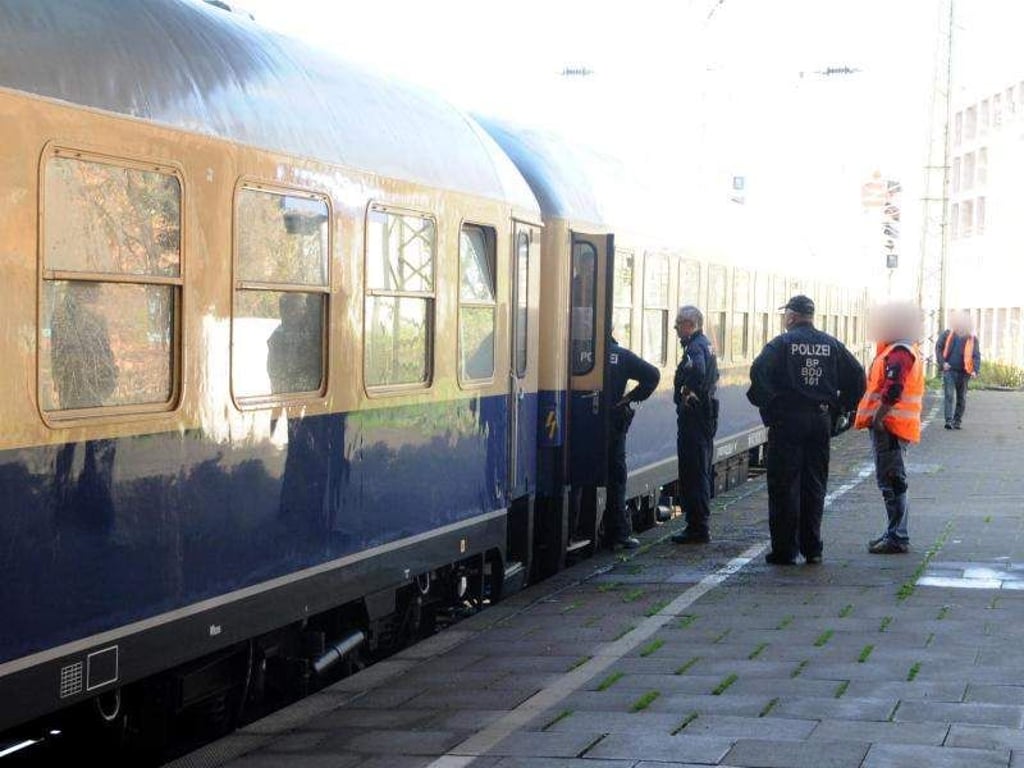 Polizisten stehen auf dem Bahnhof in Mönchengladbach. In dem Sonderzug befanden sich Fans auf der Rückreise vom Spiel Bayern München gegen Borussia Mönchengladbach am 14. April. Foto: Hans-Peter Reichartz