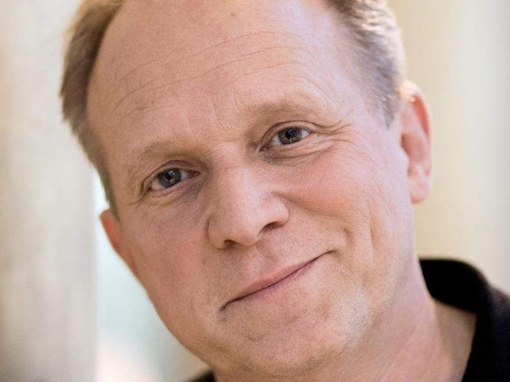 Ulrich Tukur hat noch Zeit, ein Buch zu schreiben. Foto: Boris Roessler