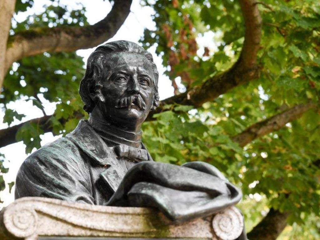Als rastender Wanderer mit Stock und Hut wird der Dichter Theodor Fontane als Denkmal dargestellt. Foto: Jens Kalaene/Archiv