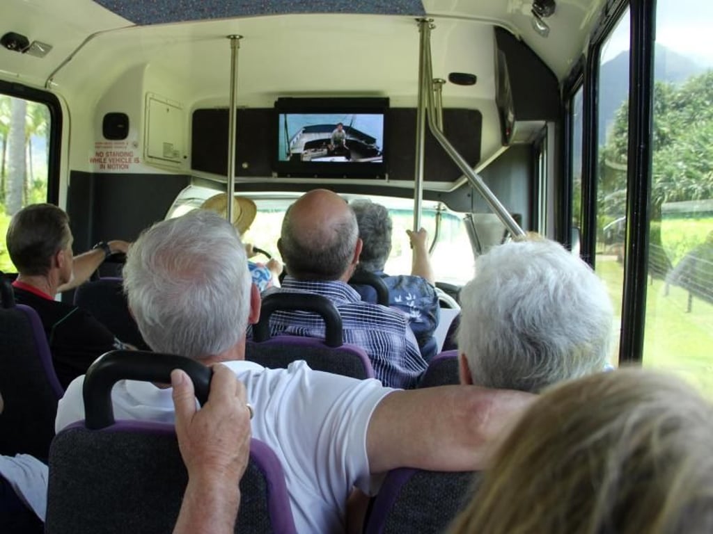 Drehorte abklappern: Im Bus von Sam werden jeweils die passenden Filmszenen zur Örtlichkeit gezeigt. Foto: Verena Wolff
