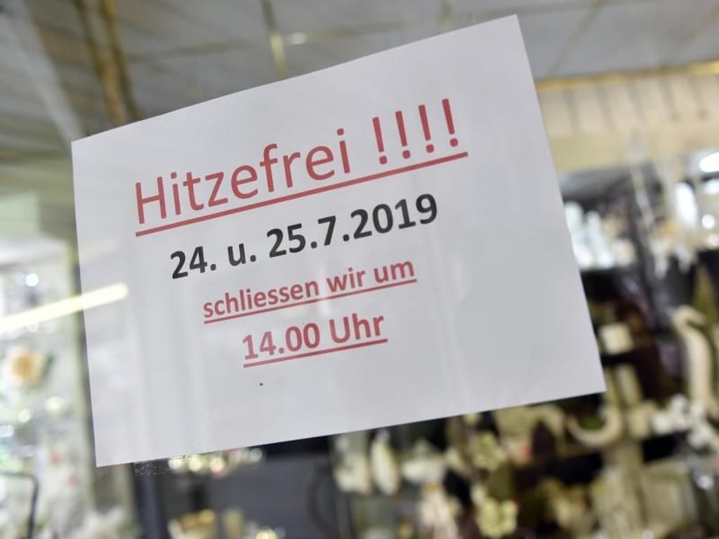Gesehen an der Tür eines Geschäfts in der Geilenkirchener Innenstadt: «Hitzefrei - Am 24. und 25.7.2019 schließen wir um 14 Uhr». Foto: Caroline Seidel