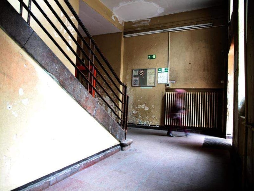 Blick in das Treppenhaus einer Grundschule. Foto: Stefan Schaubitzer/Archiv