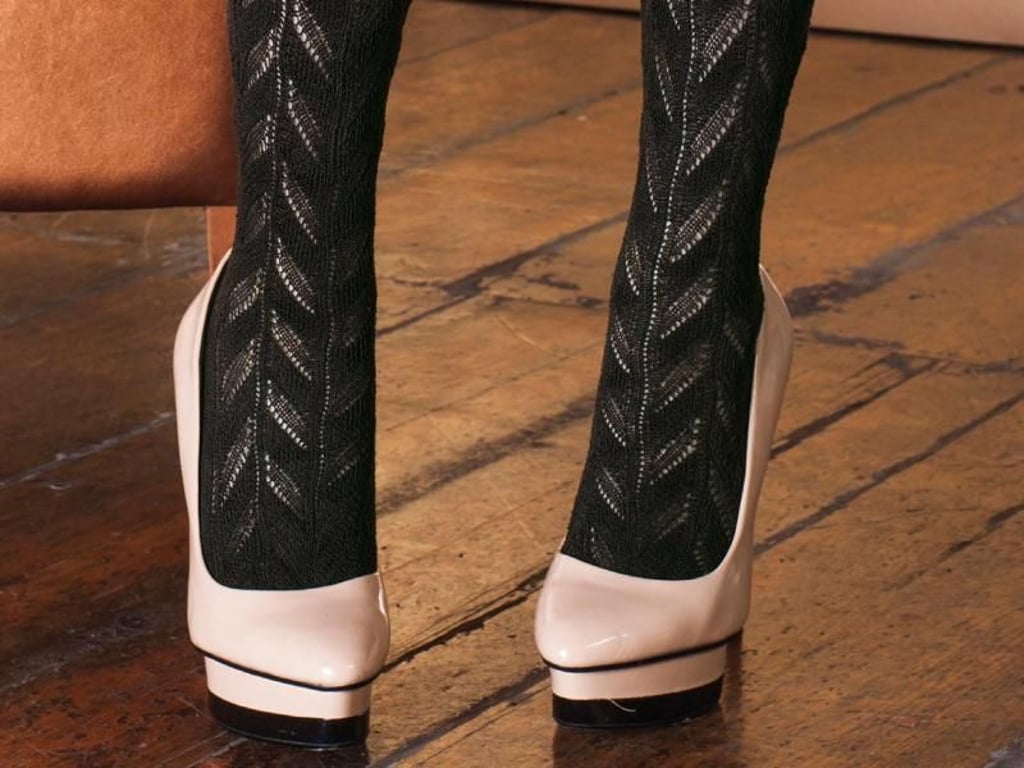 Auch Long Socks wie diese Wollstrümpfe mit Ajour-Muster von Trasparenze sind in dieser Saison ein Must-have (cxxa. 16 Euro). Foto: Trasparenze
