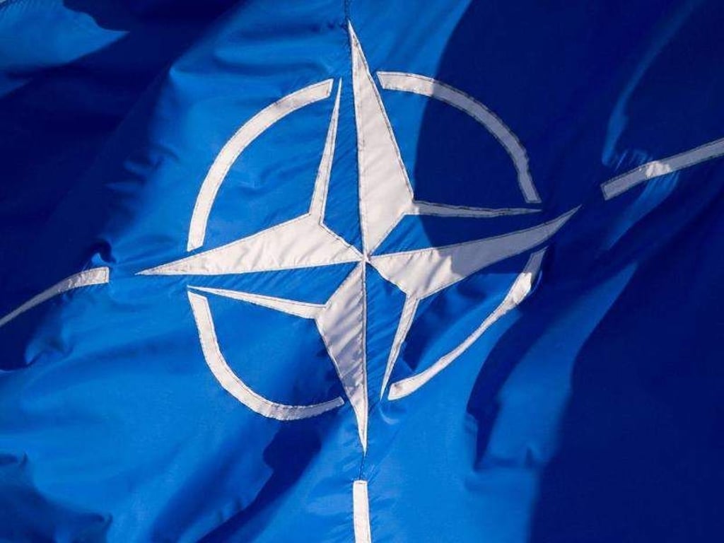 Eine Flagge der Nato weht in Brüssel. Foto: Daniel Naupold/Archiv