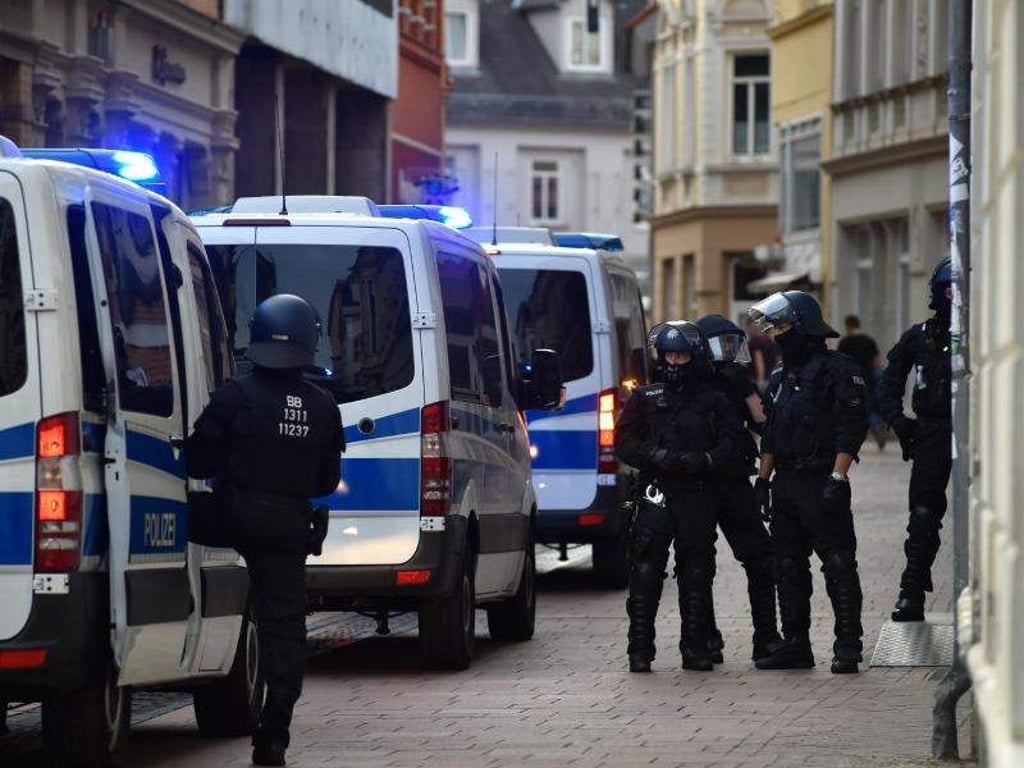 Polizisten stehen während der Kundgebung «Der extremen Rechten entgegentreten» in der Fußgängerzone. Foto: dpa