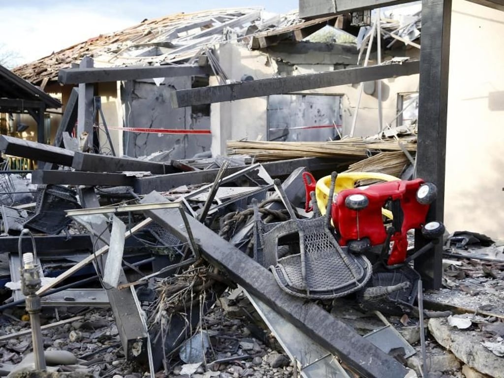 Bei Tel Aviv wurde ein Haus von einer Rakete getroffen. Sieben Menschen wurden verletzt, darunter auch Kinder. Foto: Ariel Schalit/AP