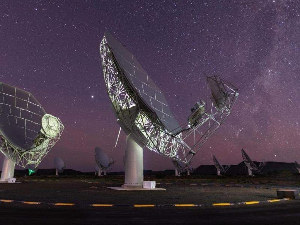 Mehrere Antennen des Meerkat-Radioteleskops stehen in der Halbwüste Karoo. Foto: Brendon Wainwright/South African Radio Astronomy Observatory