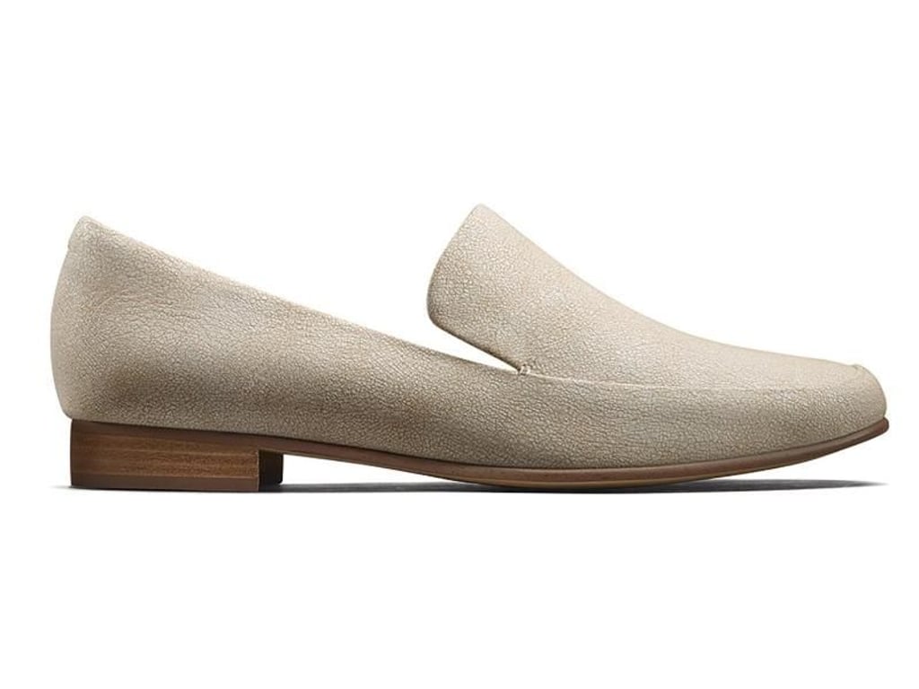 Viele Slipper eignen sich auch für offiziellere Anlässe, wie das Modell mit hochgezogenem Blatt von Clarks (110 Euro). Foto: Clarks