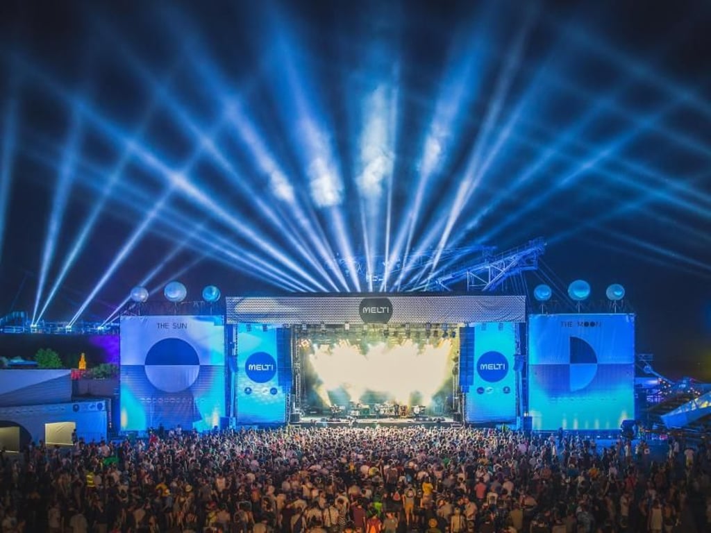 Inmitten von Kränen steigt das Melt-Festival in Sachsen-Anhalt. Ein Tipp für alle, die zum Feiern nicht ins Ausland reisen wollen. Foto: Melt/Stephan Flad