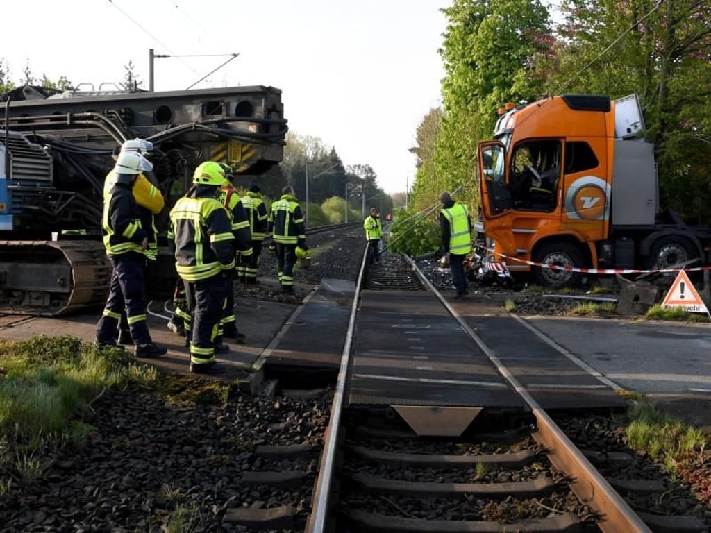 Zwölf Menschen sind bei dem Bahnunfall nahe Rendsburg verletzt worden. Foto: Carsten Rehder