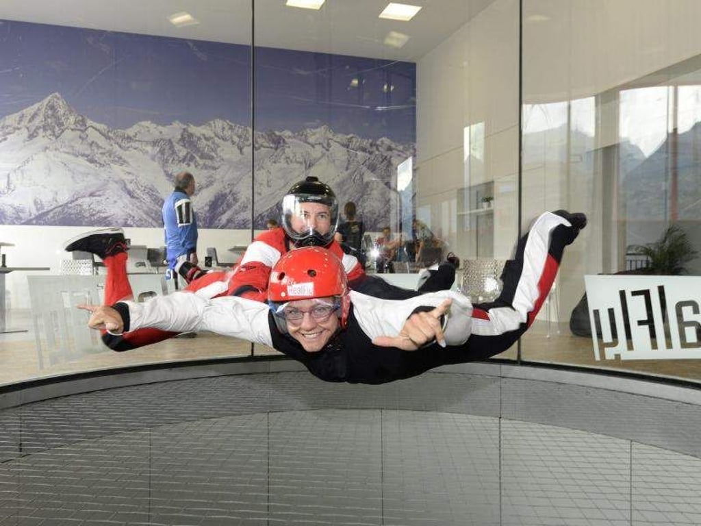 Junge Frau in Sion (Schweiz) beim "RealFly" Indoor Skydiving. Foto: Maxime Schmid