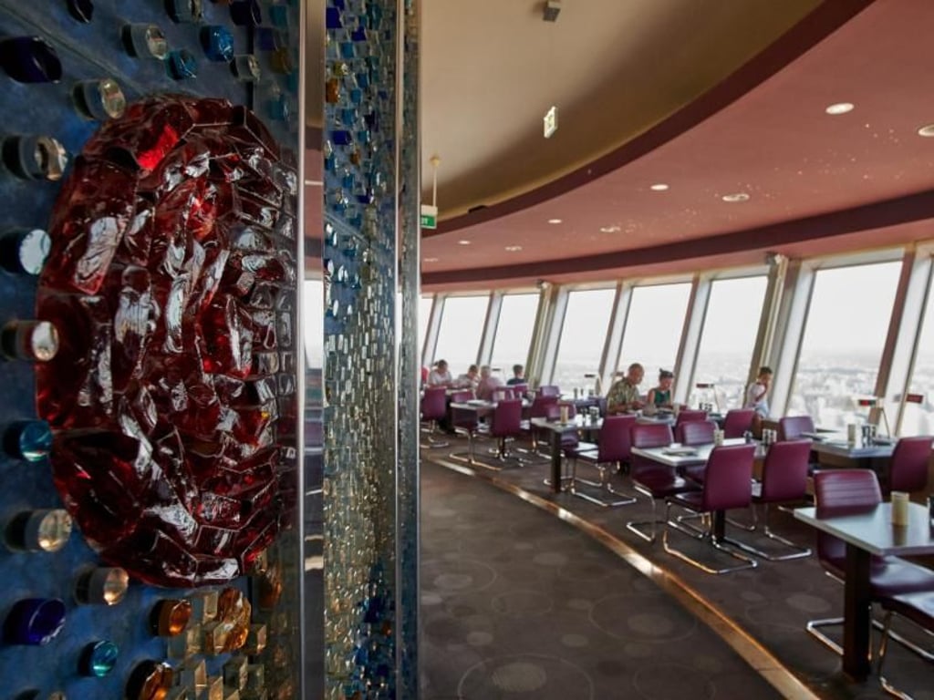 Runde Glaskunstwerke zieren die Wand im Dreh-Restaurant des Fernsehturmes. Foto: Annette Riedl/dpa