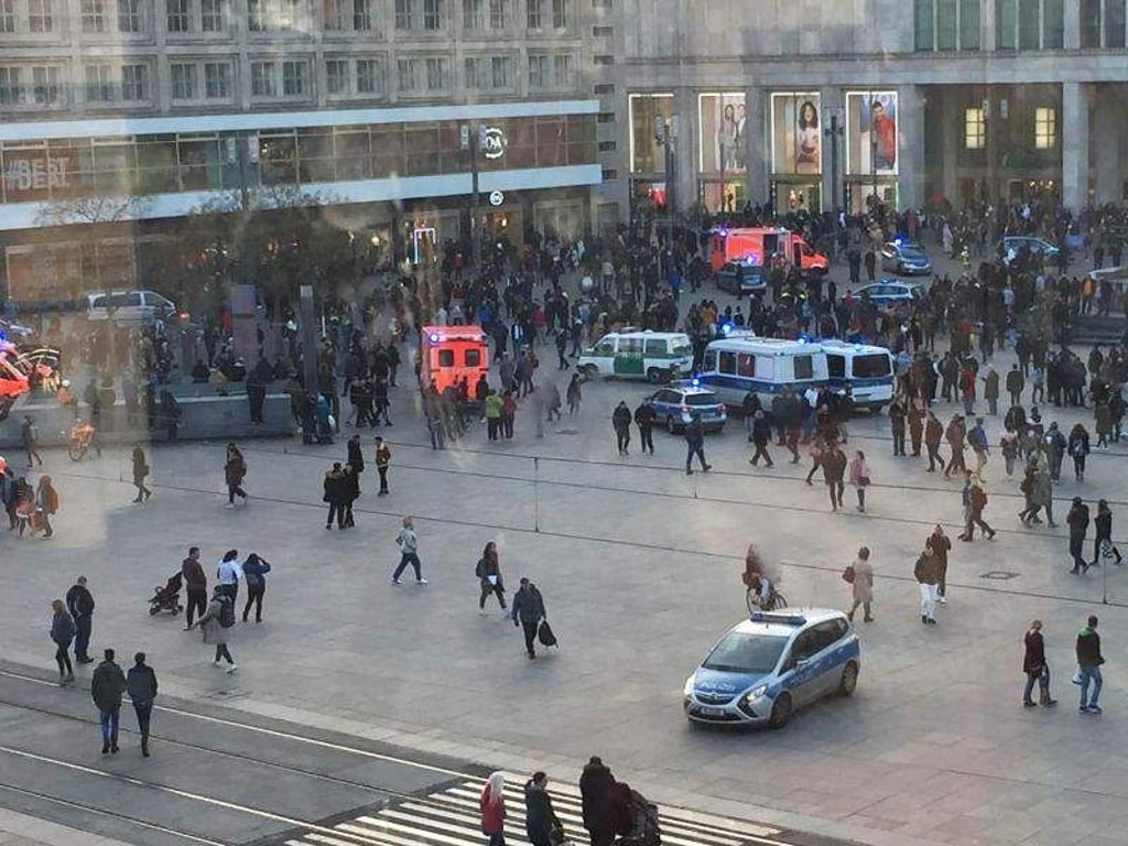Menschengruppen, Polizeifahrzeuge und Krankenwagen stehen auf dem Alexanderplatz. Nach einem Aufruf in sozialen Medien ist es dort zu einer Massenschlägerei gekommen. Foto: Monika Wendel