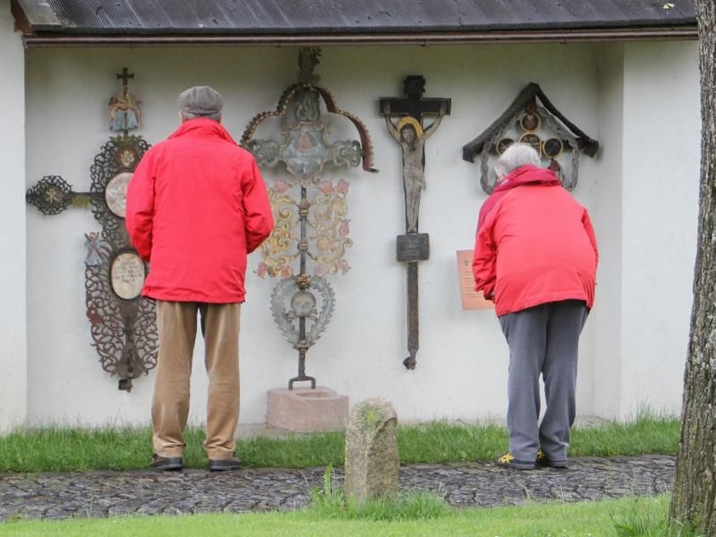 Im Arkadenhof des Museumsfriedhofs in Kramsach bewundern Besucher alte Grabkreuze. Foto: Bernd F. Meier