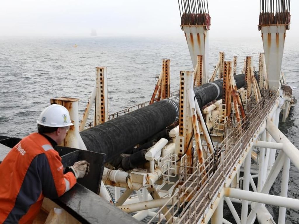Das Verlegeschiff «Audacia» des Offshore-Dienstleisters Allseas verlegt in der Ostsee Rohre. Foto: Bernd Wüstneck