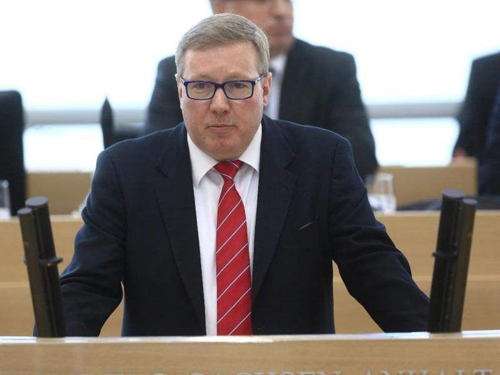 Andreas Steppuhn spricht im Landtag. Foto: Jens Wolf/Archiv