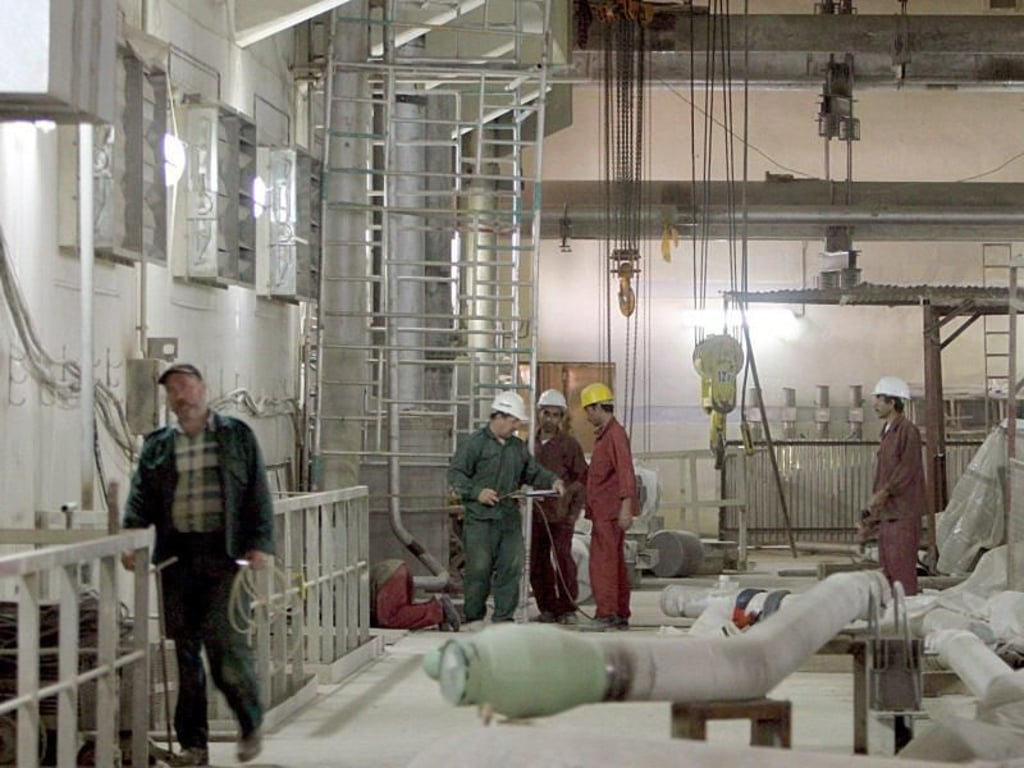 Russische Techniker arbeiten im Februar 2006 im iranischen Atomkraftwerk Buschehr. Foto: Abedin Taherkenareh
