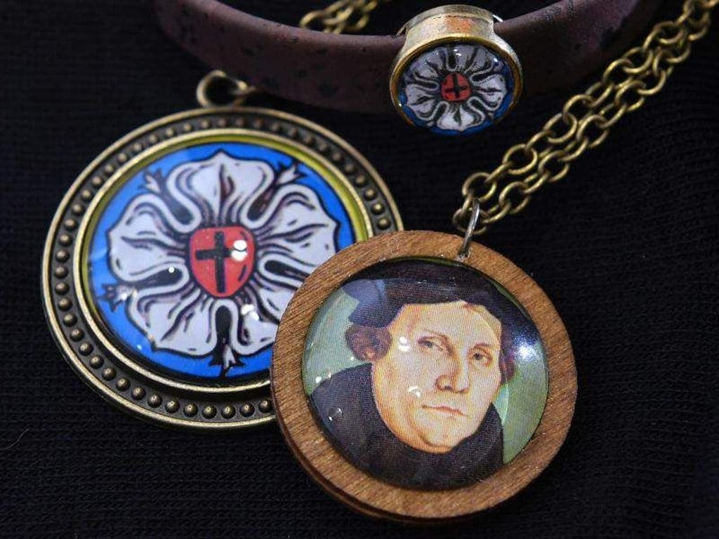 Die Lutherrose und der Reformator als Anhänger. Foto: Hendrik Schmidt
