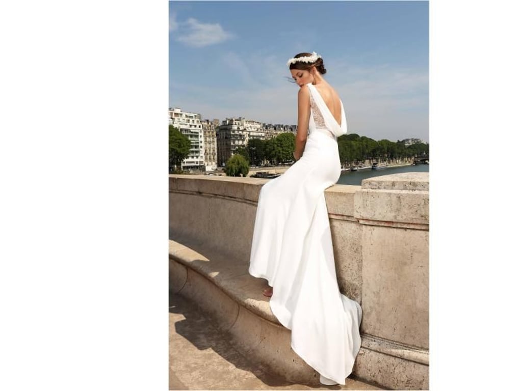 Der Stoff fällt fließend, der Stil ist schlicht und doch hat das Brautkleid von Cymbeline einen aufregenden Rückenausschnitt (Preis auf Anfrage). Foto: Cymbeline