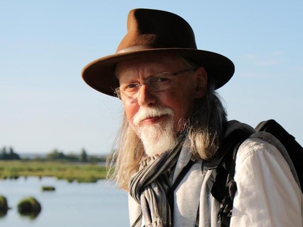 Naturführer Günther Hoffmann nimmt Urlauber mit auf die Suche nach Adlern. Foto: Alexandra Frank