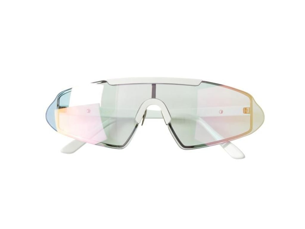 Sonnenbrillen mit durchgehenden Gläsern liegen im Trend - hier eine Shield-Brille von Acne Studios. Foto: Acne Studios