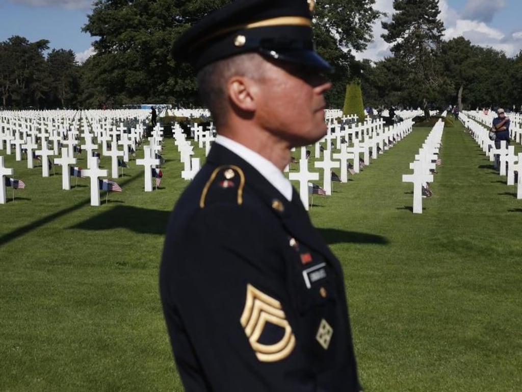 Ein amerikanischer Soldat steht auf dem US-Militärfiedhof Colleville-sur-Mer in der Normandie. Foto: Thibault Camus/AP