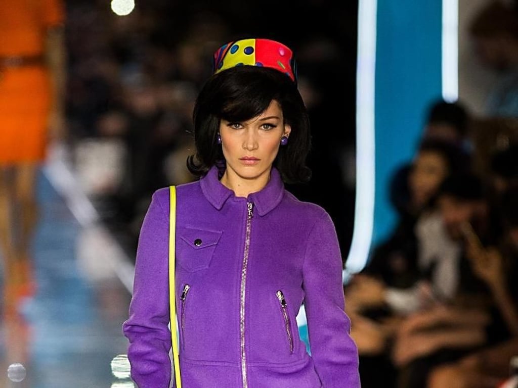 Ein Kostüm in frischem Lila: Top-Model Bella Hadid trägt Moschino. Foto: Jin Yu/XinHua