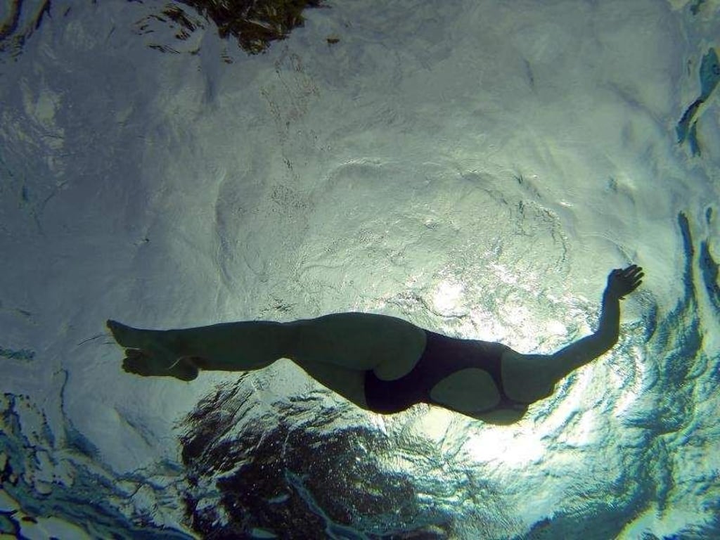 Mal auf dem Rücken, mal auf dem Bauch, dann wieder Kraulen: Beim Schwimmen ist Abwechslung wichtig. Foto: Axel Heimken