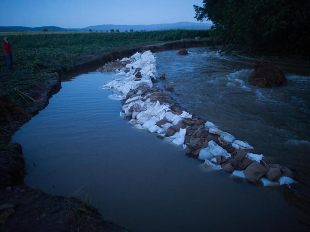 Ein Damm aus Bigbags und kleinen Sandsäcken sichert in Silstedt das Ufer der Holtemme, einem Zufluss der Bode. Foto: Klaus-Dietmar Gabbert