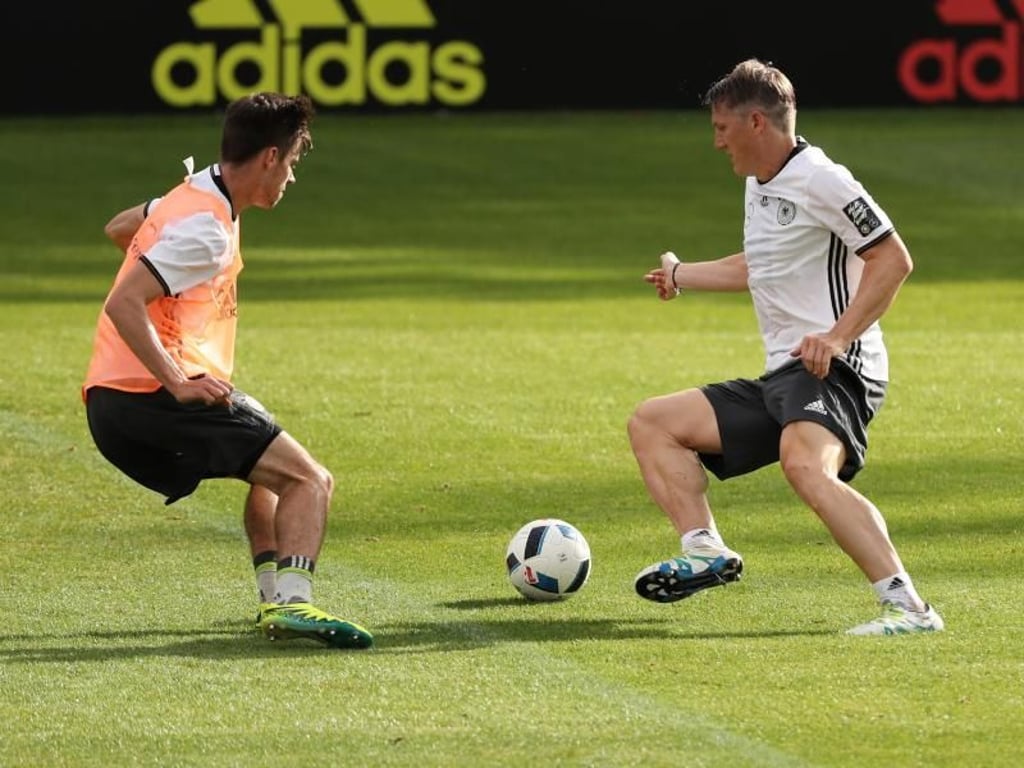 Julian Weigl bekommt eine Lehrstunde von Bastian Schweinsteiger. Foto: Christian Charisius