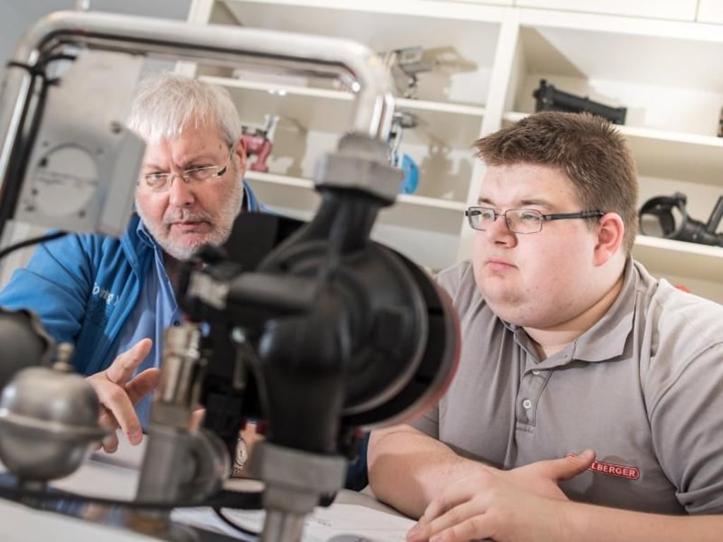 Ständig etwas Neues: Hier erklärt Ausbilder Jens Stegmann (links) seinem Azubi Jean-Pascal Wolter an einem Pumpenübungsgestell die Funktionsweise einer neuen Wasserpumpe. Foto: Franziska Gabbert