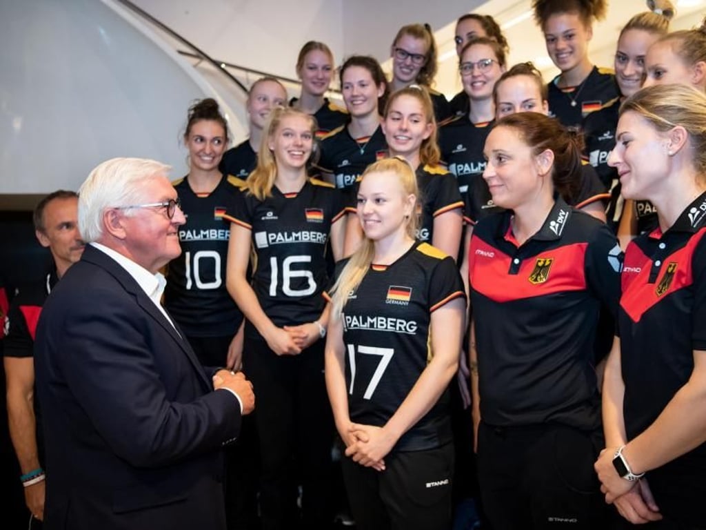 Bundespräsident Frank-Walter Steinmeier hat die deutsche Volleyball-Nationalmannschaft zuvor im Hotel besucht. Foto: Bernd von Jutrczenka