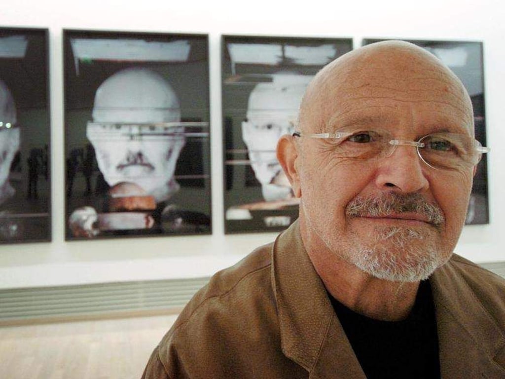 Jim Dine 2004 in der SK Stiftung Kultur in Köln vor seinem Werk "Bottle of Brains, the fiend abroad". Foto: Oliver Berg