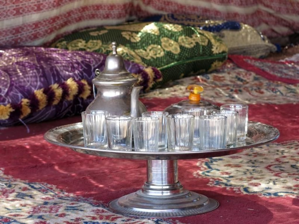 Eine ausgiebige Teezeremonie ist das Herzstück jedes Nomadentreffens in der Sahara. Foto: Markus Steiner